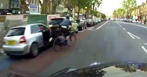 Baixa velocidade e reação rápida permitiram a taxista evitar tragédia com ciclista que caiu inesperadamente à sua frente. Imagem: @AllLondonBoy/Reprodução