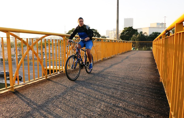 Ciclista Gisele Valle vindo do Jardim Satélite, na zona sul, e indo para o trabalho na Vila Tatetuba, na zona leste. Foto: Divulgação