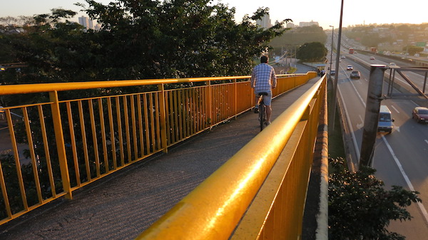 Ciclista descendo pela passarela. Pista logo ao lado é o sentido Dutra Rio-São Paulo, muito utilizado pelos ciclista na mão ou na contra-mão. Foto: Federica Fochesato