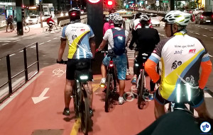 Congestionamento de ciclistas na Av. Paulista, às 22h. Foto: Willian Cruz