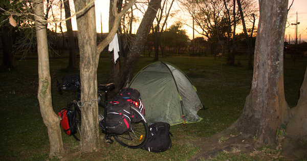 Camping em praça de Caetano Mendes. Foto: Pedro Sibahi
