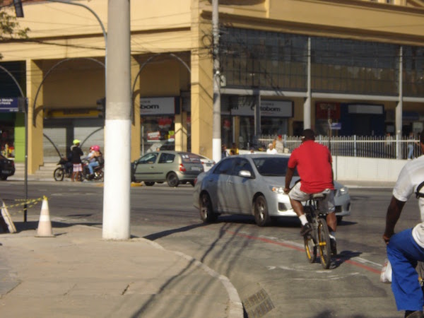 Má qualidade da ciclofaixa coloca ciclistas em risco. Foto: Sergio Franco/ Mobilidade Niterói