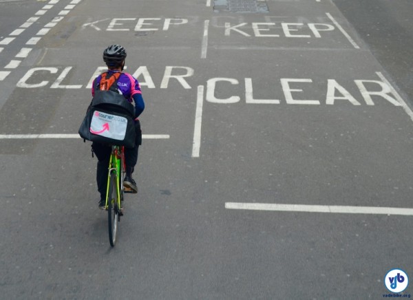 Bike Courier circula em rua de Londres. Foto: Raquel Jorge