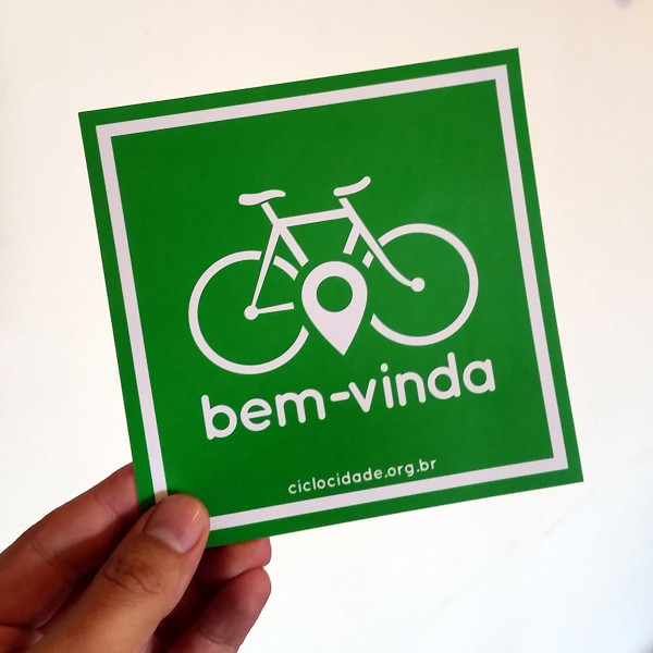 Adesivo será distribuído a comerciantes que recebem bem o ciclista. Foto: Willian Cruz