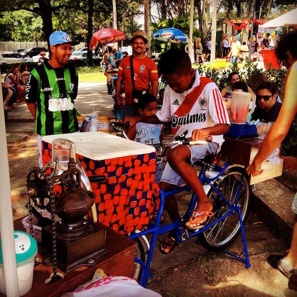 Basta pedalar a bike adaptada para ter o que beber. Foto: Arquivo/Luiz Valente