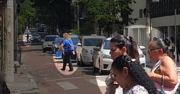 Pedestres cruzam a via aproveitando a área de uma ciclofaixa em São Paulo. Foto: Willian Cruz