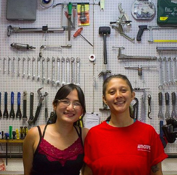 Gabi Kato (esq.) e Talita Noguchi mantêm canal no YouTube com dica de mecânica de bike e entrevistas. Foto: Arquivo pessoal