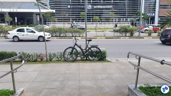 Bicicleta presa em poste