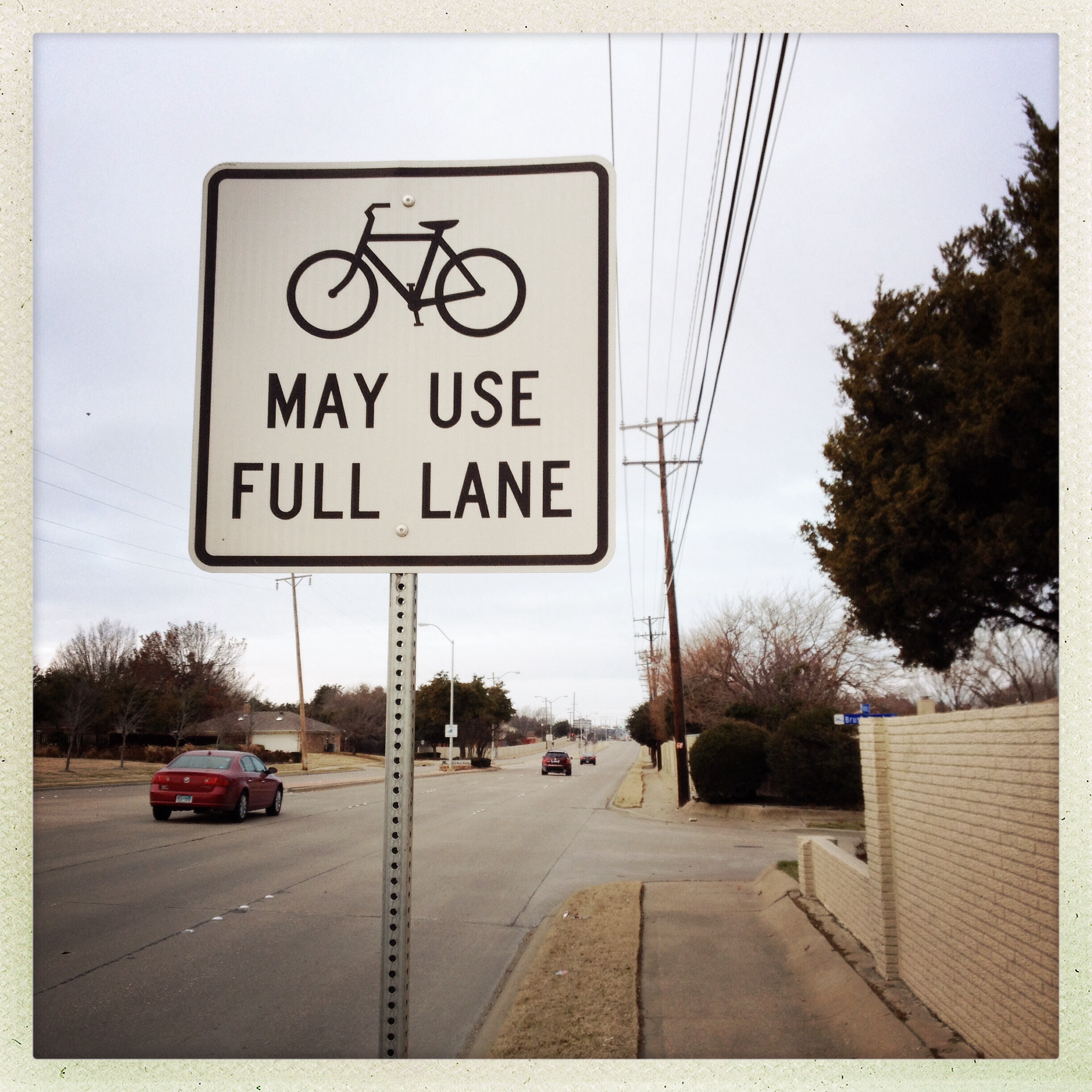 Placas nos EUA orientam ciclistas a ocuparem toda a faixa de rolamento