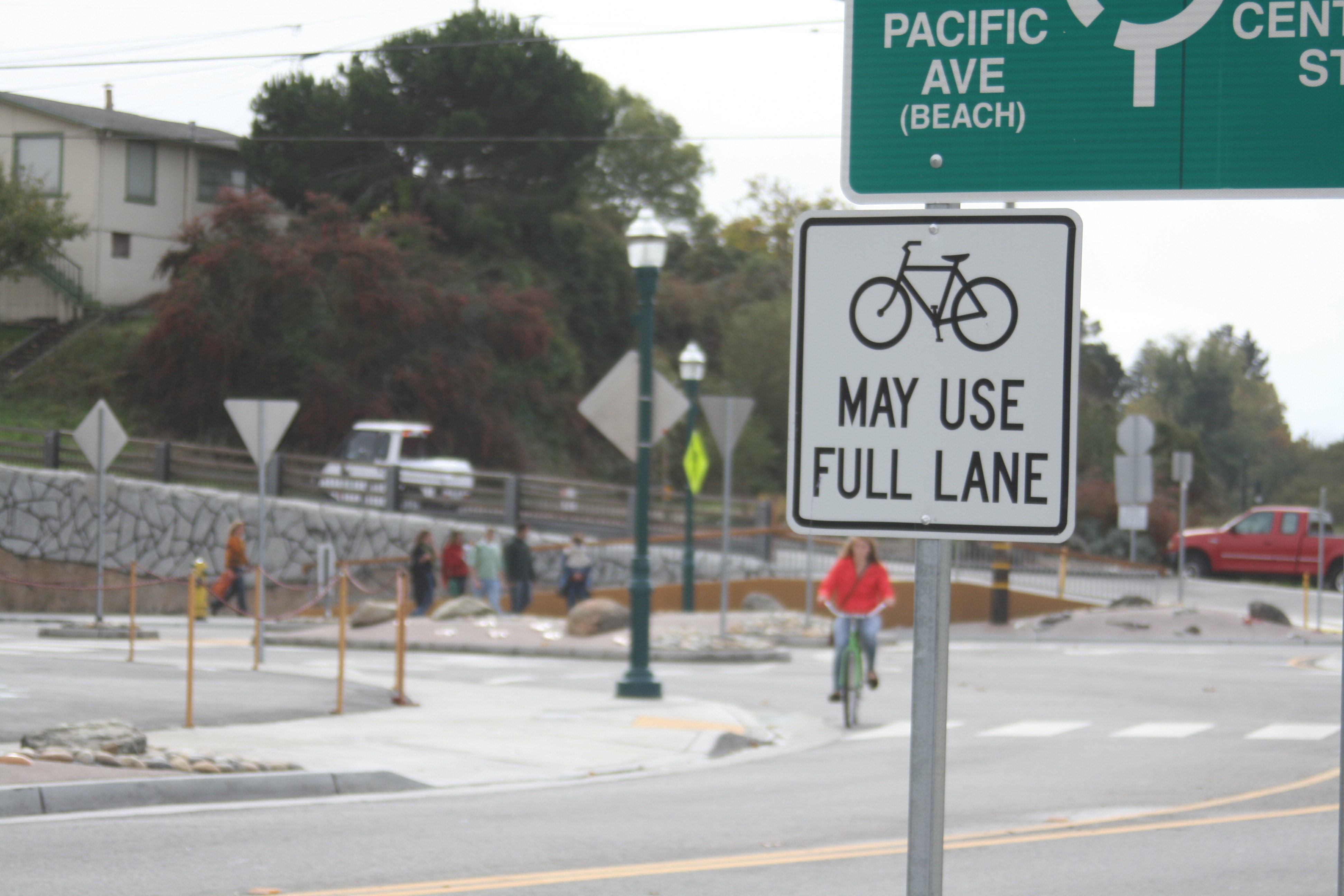 Placas nos EUA orientam ciclistas a ocuparem toda a faixa de rolamento