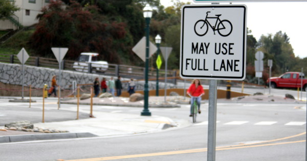 Placas nos EUA orientam ciclistas a ocuparem toda a faixa de rolamento