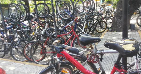 Bicicletário atual do Instituto: demanda é maior que oferta de vagas e formato "gancho" dificulta o uso. Foto: Sheryda Lopes