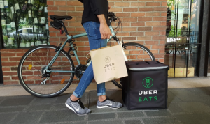 Em outros países, o Uber Eats contrata entregadores ciclistas. Foto: Uber Singapura/Reprodução