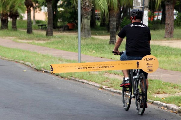 Ação do Detran e GT ciclistas utilizou o "respeitômetro" para mostrar a distância segura de ultrapassagem. (foto: Divulgação Detran/RS)