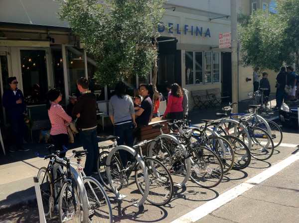 Conjuntos de suportes (paraciclos) seriam instalados ocupando uma vaga de carro, em frente a estabelecimentos comerciais. Como nessa pizzaria em San Francisco (EUA). Foto: Eric Croft/San Francisco Bicycle Coalition (cc)