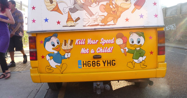 Mate sua velocidade, não uma criança: mensagem estampa traseira de carro de vendedor de sorvete na capital inglesa. Foto: Sabrina Duran