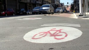 Ciclovia removida no Bom Retiro foi repintada por ciclistas.