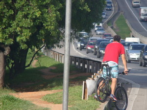 Na marginal Dutra, a contramão é muitas vezes o caminho menos inseguro. Foto: Coletivo de Ciclistas de São José dos Campos