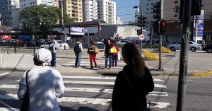 Travessia de pedestres na Avenida Santo Amaro: "corra que o automóvel vem aí". Foto: Willian Cruz