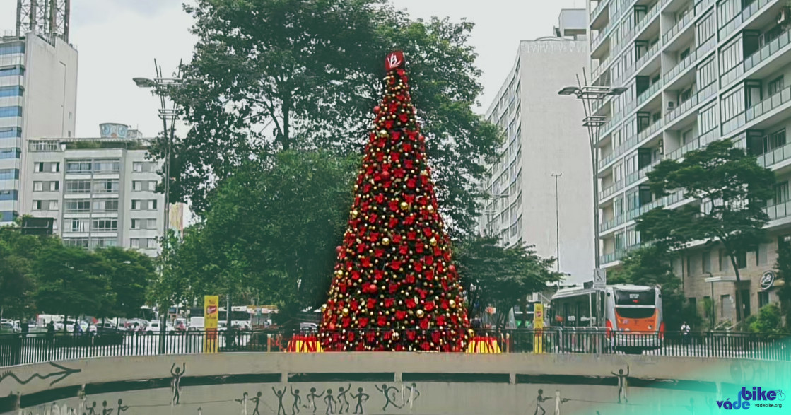 Árvore de Natal na Praça do Ciclista – mas tem a ver com bicicleta? | Vá de  Bike