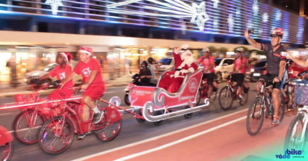Papai Noel em trenó puxado por ciclistas, na Ciclofaixa de Lazer de São Paulo