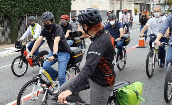 Prefeito de São Paulo Ricardo Nunes e secretário de mobilidade e trânsito Ricardo Teixeira pedalando na Ciclofaixa de Lazer