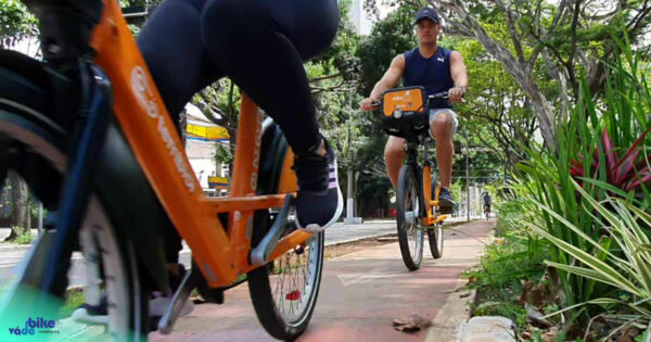 ciclistas bicicleta compartilhada ciclovia