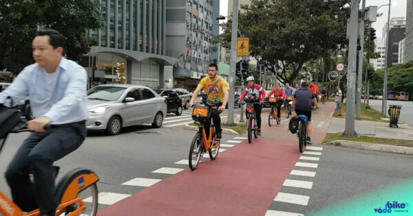 ciclistas na ciclovia da av. faria lima, em são paulo