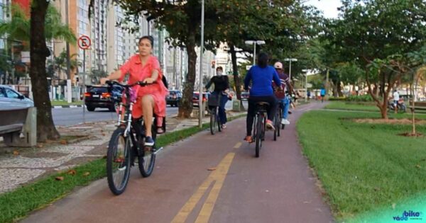 Bicicleta sendo usada como meio de transporte sustentável em ciclovia na orla de Santos/SP