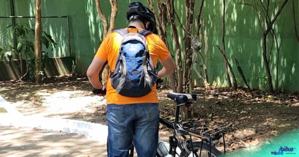 Ciclista com mochila nas costas