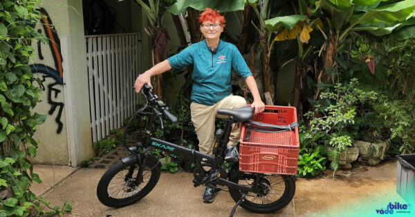 Renata Falzoni e sua bicicleta elétrica com caixote no bagageiro