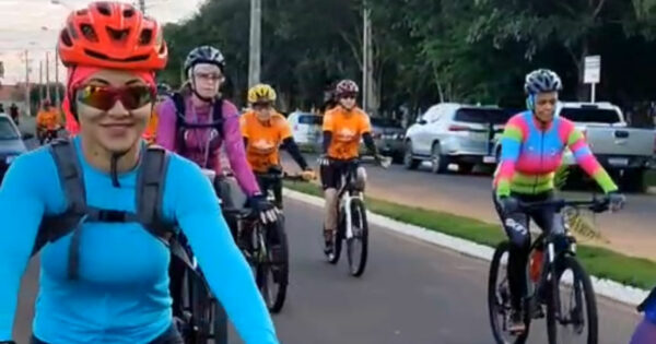 Ciclistas pedalam nas ruas de Narandiba, cidade que faz parte da Ciclorrota Costa Oeste