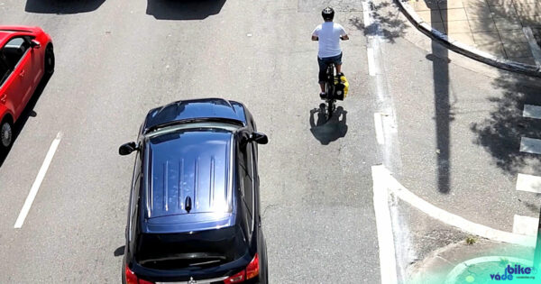 ciclista ocupando a faixa em segurança, motorista desviando